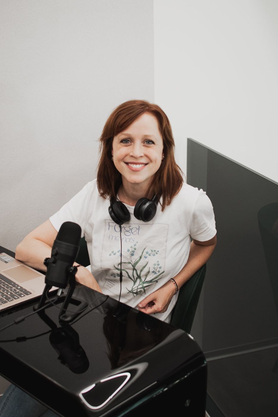 Iva Vaňková u mikrofonu při natáčení podcastu